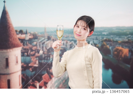 海外旅行中に優雅にワインを飲む女性 136457065