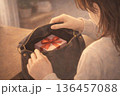 バッグの中に入れたギフトを確認する 136457088