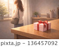 机の端に置かれた小さなギフト箱 136457092