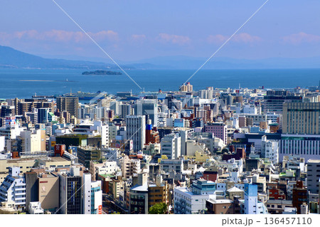 鹿児島市の街並み（鹿児島県・鹿児島市） 136457110