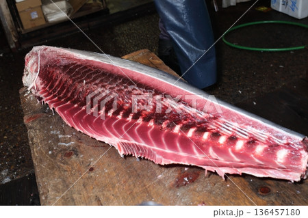 鮪 まぐろ 切り身 捌く 刺身 魚 鮪 まぐろ 切り身 捌く 刺身 魚 136457180