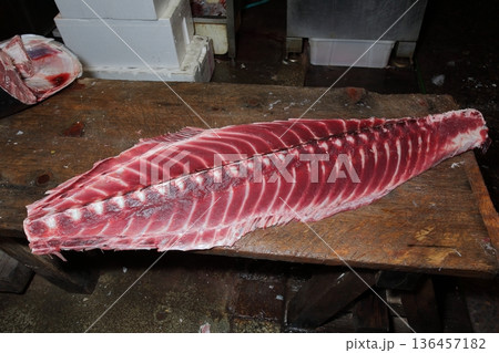 鮪 まぐろ 切り身 捌く 刺身 魚 鮪 まぐろ 切り身 捌く 刺身 魚 136457182