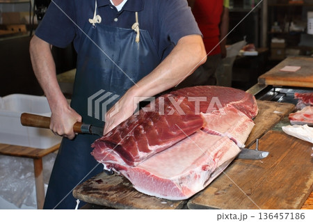 鮪 まぐろ 切り身 捌く 刺身 魚 鮪 まぐろ 切り身 捌く 刺身 魚 136457186
