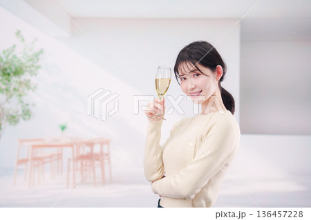 家でグラスワインを飲む若い女性 136457228