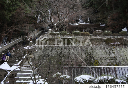 四国遍路の番外霊場。四国別格二十霊場第十五番札所「箸蔵寺」鐘楼堂前から本殿に至る石段と薬師堂を見る 136457255