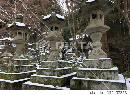 四国遍路の番外霊場。四国別格二十霊場第十五番札所「箸蔵寺」参道脇のぼけ封じ観音と鐘楼堂 136457258