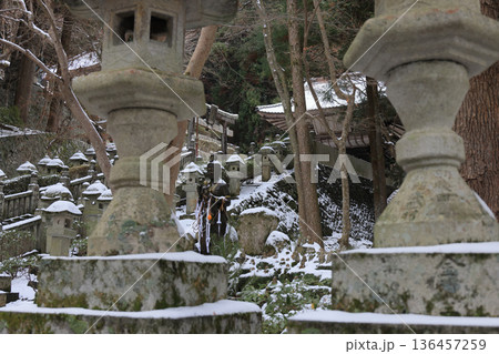 四国遍路の番外霊場。四国別格二十霊場第十五番札所「箸蔵寺」参道脇のぼけ封じ観音と鐘楼堂 136457259