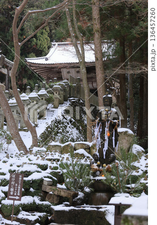 四国遍路の番外霊場。四国別格二十霊場第十五番札所「箸蔵寺」参道脇のぼけ封じ観音と鐘楼堂 四国遍路の番外霊場。四国別格二十霊場第十五番札所「箸蔵寺」参道脇のぼけ封じ観音と鐘楼堂 136457260