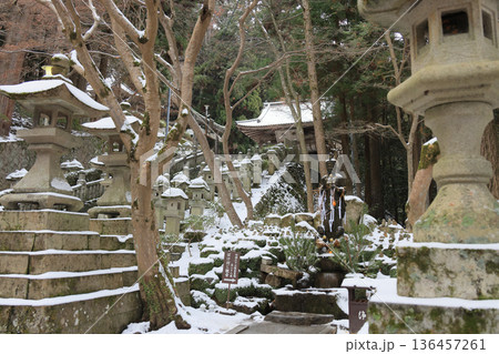 四国遍路の番外霊場。四国別格二十霊場第十五番札所「箸蔵寺」参道脇のぼけ封じ観音と鐘楼堂 136457261