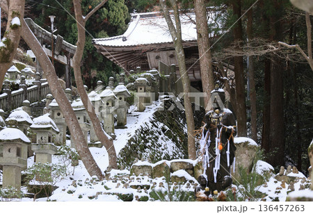 四国遍路の番外霊場。四国別格二十霊場第十五番札所「箸蔵寺」参道脇のぼけ封じ観音と鐘楼堂 136457263