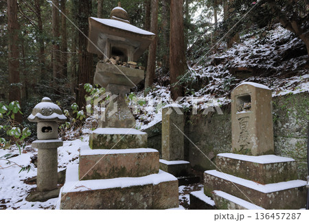 四国遍路の番外霊場。四国別格二十霊場第十五番札所「箸蔵寺」本殿に至る石段の途中のあるお百度石 136457287