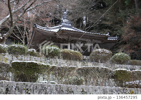 四国遍路の番外霊場。四国別格二十霊場第十五番札所「箸蔵寺」鐘楼堂前から薬師堂を見る 136457295