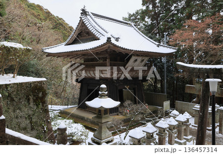 四国遍路の番外霊場。四国別格二十霊場第十五番札所「箸蔵寺」鐘楼堂 四国遍路の番外霊場。四国別格二十霊場第十五番札所「箸蔵寺」鐘楼堂 136457314