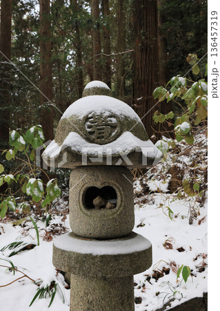 四国遍路の番外霊場。四国別格二十霊場第十五番札所「箸蔵寺」笠に箸の字の石灯籠が雪化粧 四国遍路の番外霊場。四国別格二十霊場第十五番札所「箸蔵寺」笠に箸の字の石灯籠が雪化粧 136457319