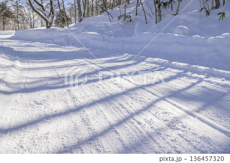 北海道の雪道 北海道の雪道 136457320