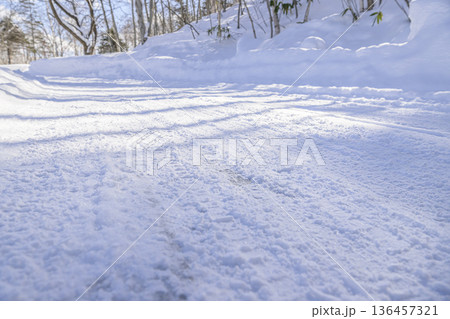 北海道の雪道 北海道の雪道 136457321
