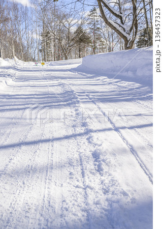 北海道の雪道 136457323