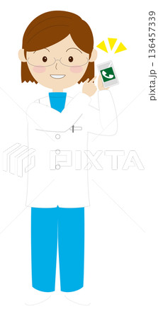 スマートフォンで連絡先を案内する白衣の女性 スマートフォンで連絡先を案内する白衣の女性 136457339