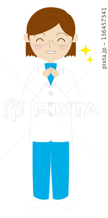 胸の前で手を組む白衣の女性 136457341