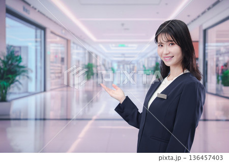 ショッピングモールで案内をするスタッフの女性 136457403