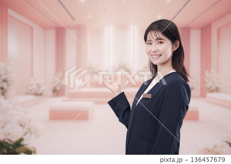 葬儀会社で接客をする若い女性スタッフ 136457679
