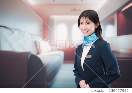 飛行機のファーストクラスを担当するキャビンアテンダント 136457922