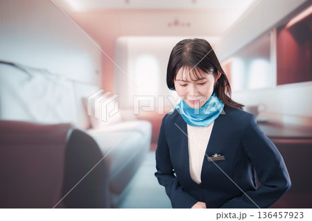 飛行機のファーストクラスを担当するキャビンアテンダント 飛行機のファーストクラスを担当するキャビンアテンダント 136457923