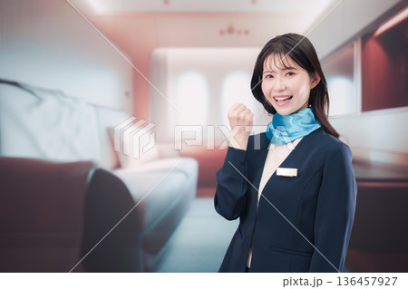 飛行機のファーストクラスを担当するキャビンアテンダント 飛行機のファーストクラスを担当するキャビンアテンダント 136457927