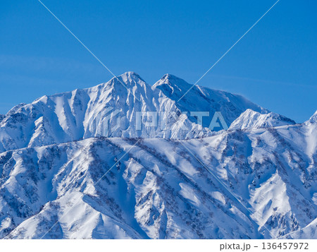 冬景色　冠雪の北アルプス　長野県白馬村 136457972