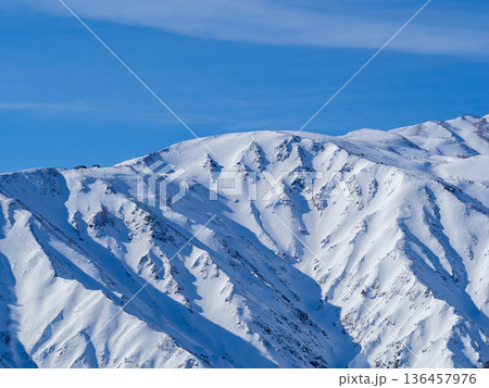 冬景色　冠雪の北アルプス　長野県白馬村 136457976