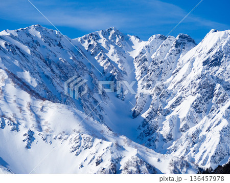 冬景色 冠雪の北アルプス 長野県白馬村 冬景色 冠雪の北アルプス 長野県白馬村 136457978