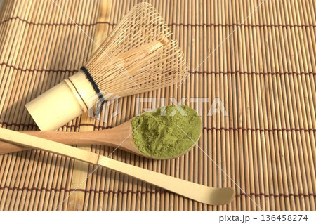 簾の上に置かれた抹茶と茶筅 136458274