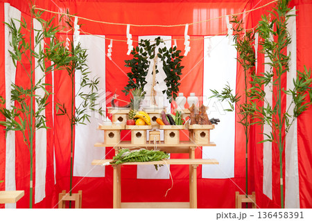 ご祈祷をする神主神官のイメージ画像　地鎮祭など日本の儀式 136458391