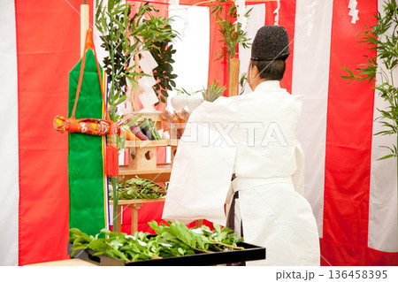 ご祈祷をする神主神官のイメージ画像 地鎮祭など日本の儀式 ご祈祷をする神主神官のイメージ画像 地鎮祭など日本の儀式 136458395