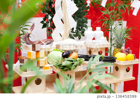 ご祈祷をする神主神官のイメージ画像　地鎮祭など日本の儀式 136458399