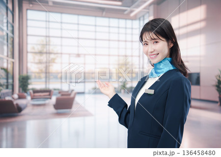 笑顔でご案内をする空港スタッフ 笑顔でご案内をする空港スタッフ 136458480