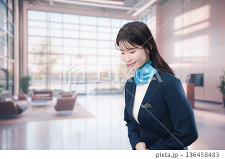 笑顔でご案内をする空港スタッフ 136458483