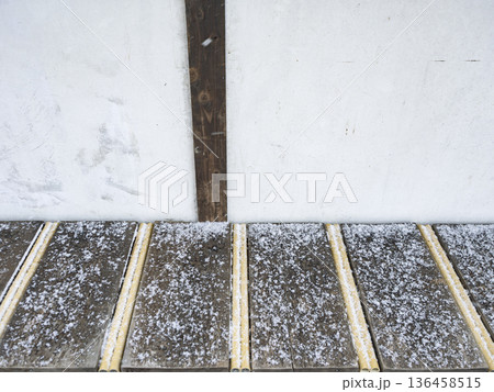 白壁と木の床に、静かに降り積もる雪 白壁と木の床に、静かに降り積もる雪 136458515