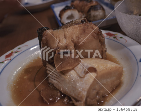旨味凝縮!居酒屋のハマチのアラ煮 旨味凝縮!居酒屋のハマチのアラ煮 136458518