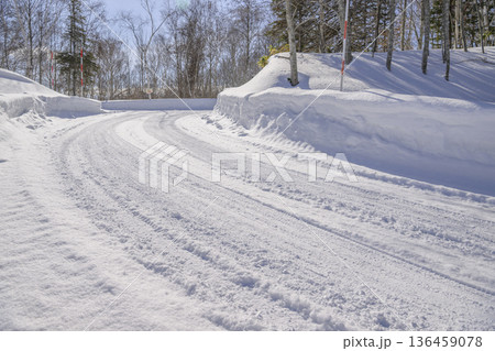 北海道の雪道 136459078