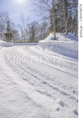 北海道の雪道 136459079