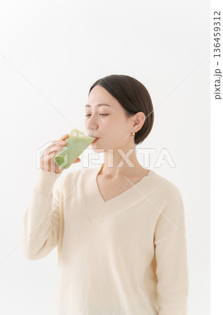 抹茶ラテを飲む女性 抹茶ラテを飲む女性 136459312