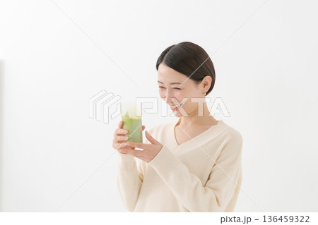 抹茶ラテを飲む女性 136459322