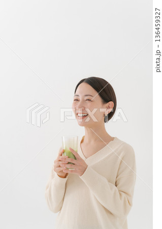 抹茶ラテを飲む女性 136459327