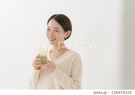 抹茶ラテを飲む女性 136459328