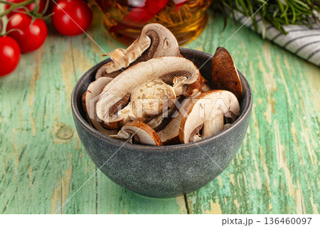 Sliced raw brown royal champignon 136460097