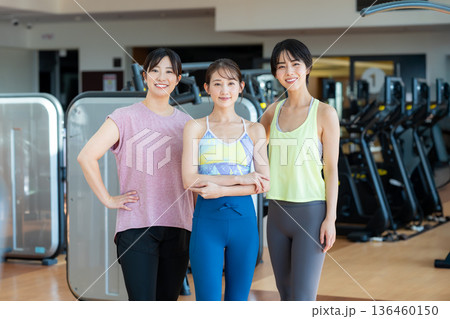 スポーツジムでトレーニングする女性 スポーツジムでトレーニングする女性 136460150