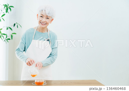 ティータイムの準備をするシニア女性 136460468