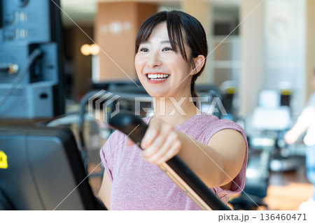 スポーツジムでトレーニングする女性 スポーツジムでトレーニングする女性 136460471
