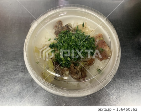 ネギ塩焼鳥丼 焼鳥 ネギ塩焼鳥丼 焼鳥 136460562